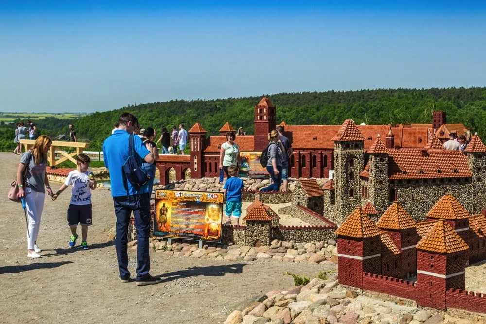 Goście-w-parku-miniatur